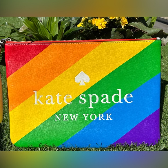 BRAND NEW, Kate Spade wristlet. Perfect condition. ABSOLUTELY beautiful! - Picture 2 of 3